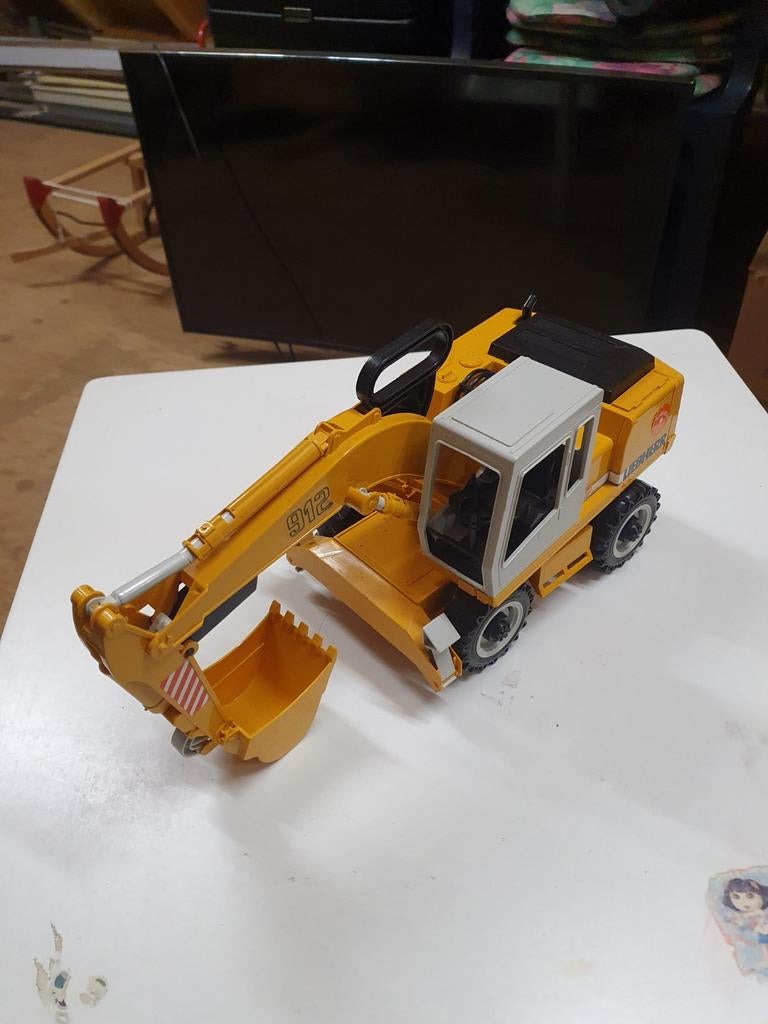 Bruder speelgoed: Liebherr graafmachine en DHL bestelwagen, Verzenden, Zo goed als nieuw