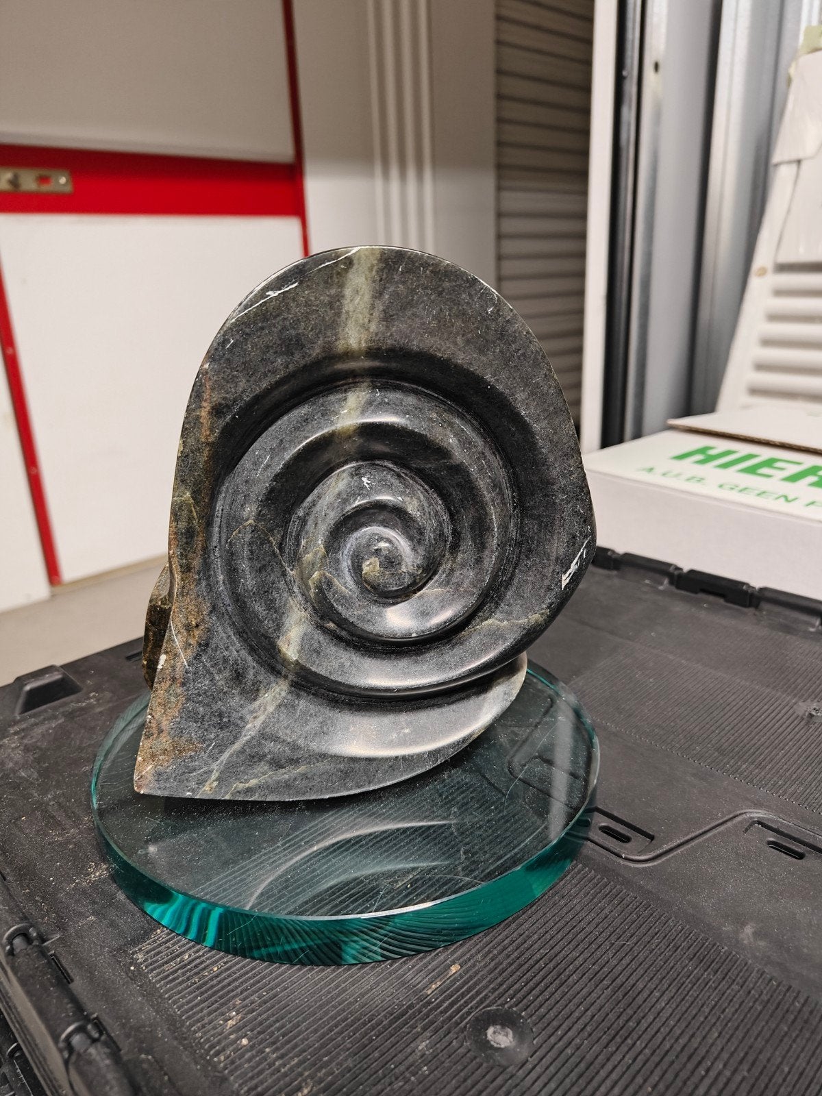 Handgemaakt stenen sculptuur / spiraal (speksteen) op glazen, Ophalen of Verzenden