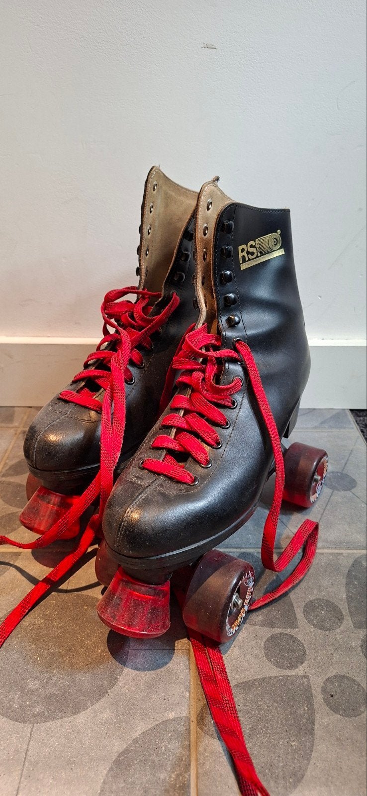 RSI rolschaatsen - Maat 41 - Zwart met rode veters, Sport en Fitness, Overige typen, Nieuw, Ophalen of Verzenden, Dames