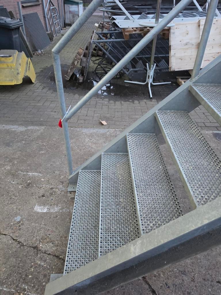 Stalen trap met bordes gegalv hoog 3,5mtr nor043, Ophalen