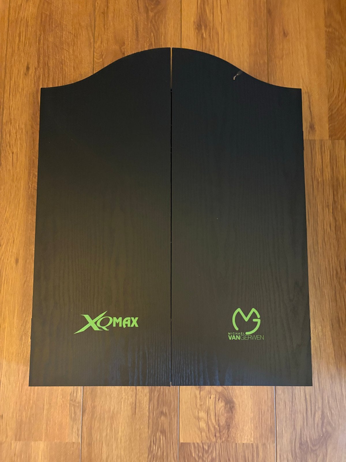 XQ Max Michael van Gerwen Dartbord met Kast en Pijlen, Sport en Fitness, Darts, Ophalen of Verzenden, Gebruikt, Dartbord met pijlen