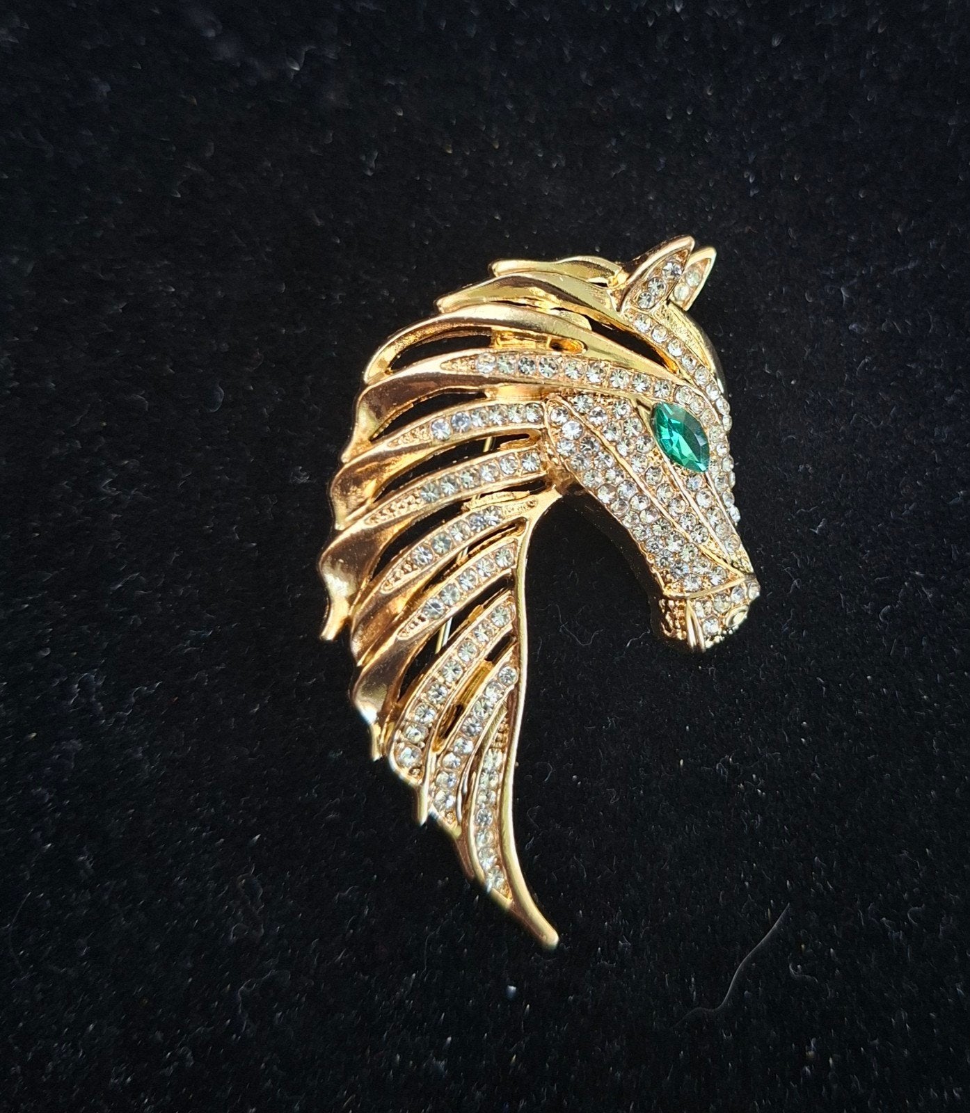 Gouden paardenbroche met strass en smaragdgroen oog, Sieraden, Tassen en Uiterlijk, Broches, Overige materialen, 4 tot 7 cm, Nieuw