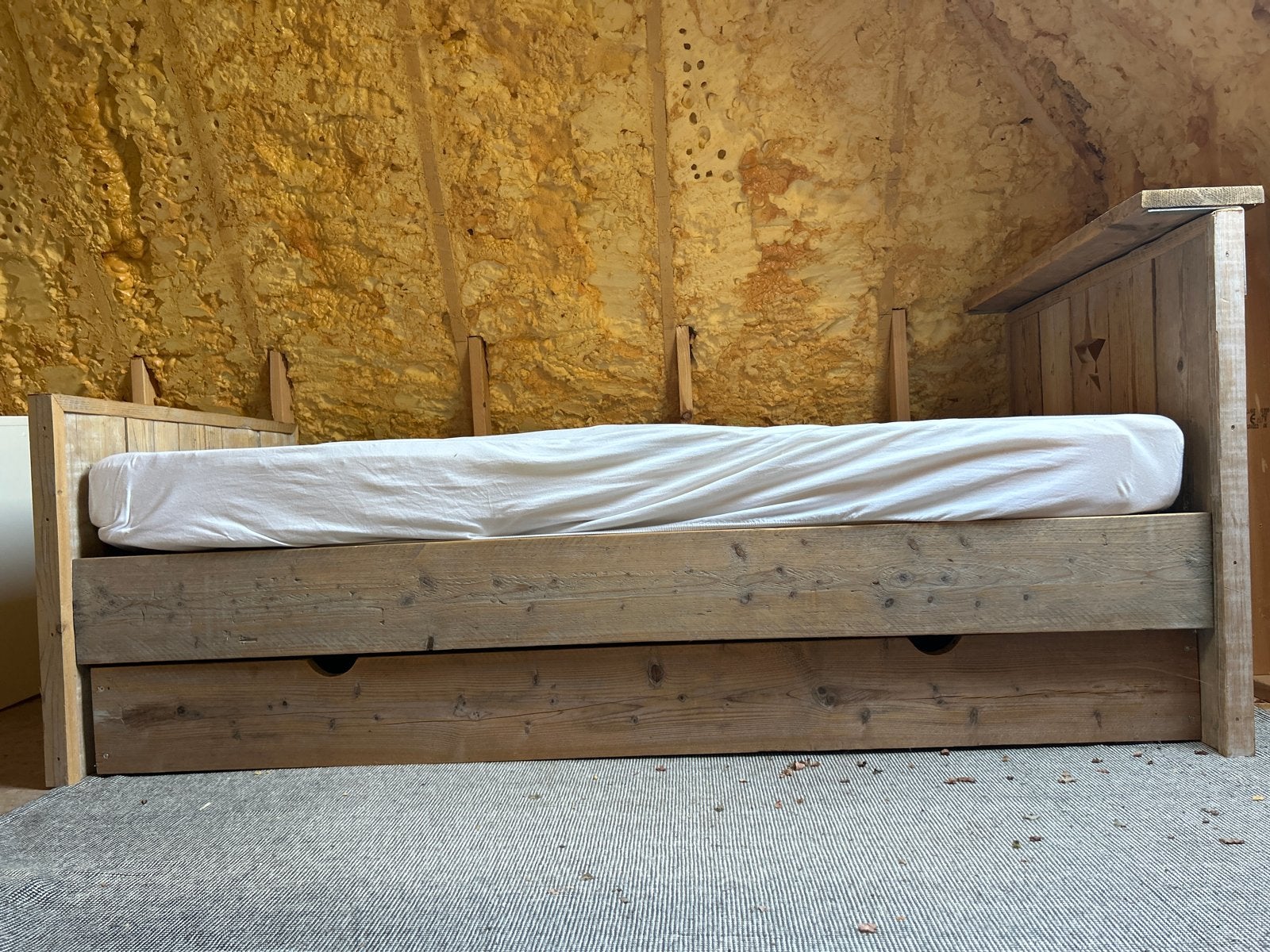Steigerhouten bed met lade en steruitsparing, Huis en Inrichting, Gebruikt, 90 cm, Eenpersoons, Bruin