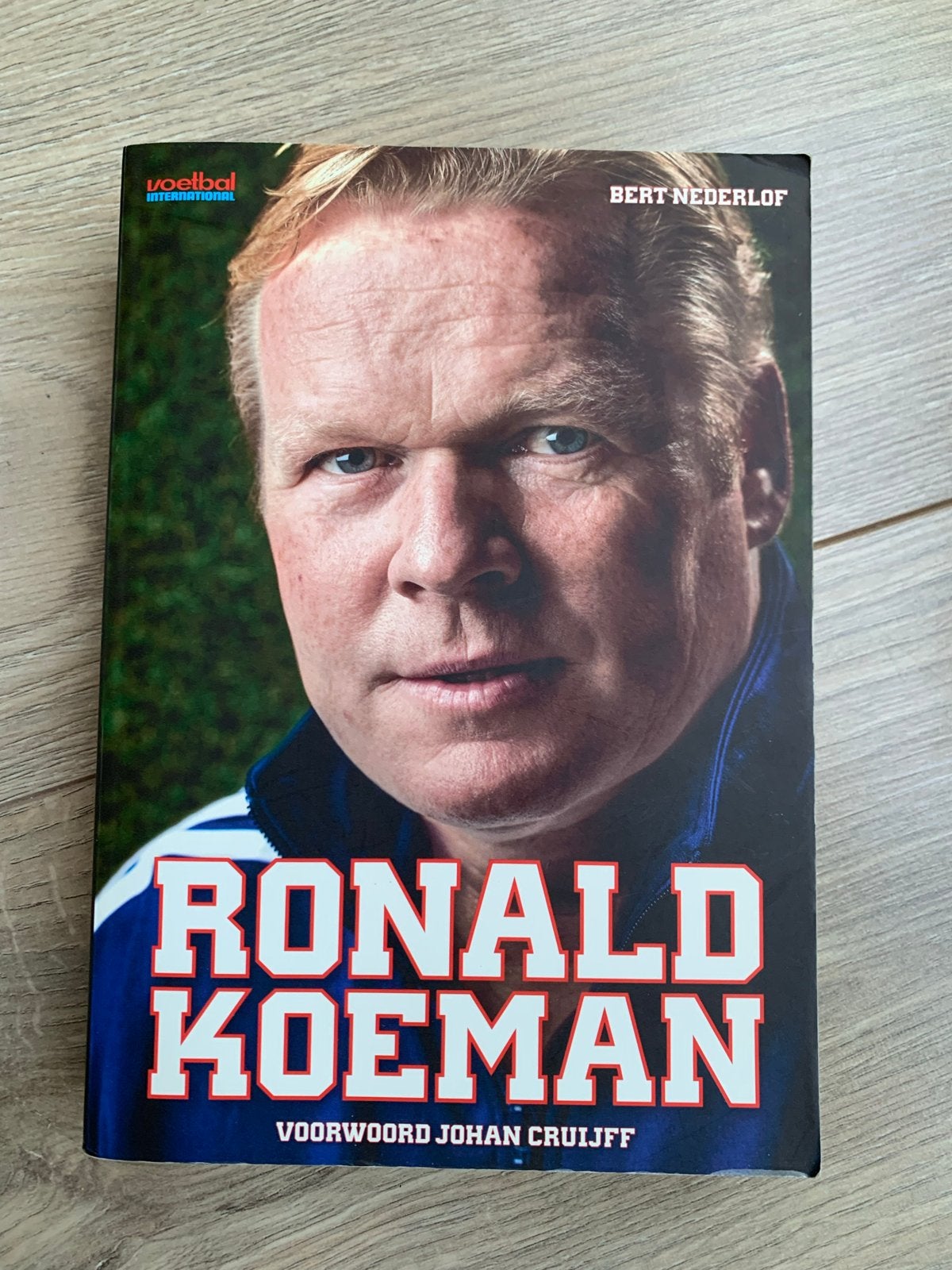 Ronald Koeman - Voetbal International Boek, Ophalen of Verzenden, Zo goed als nieuw, Overige sporten