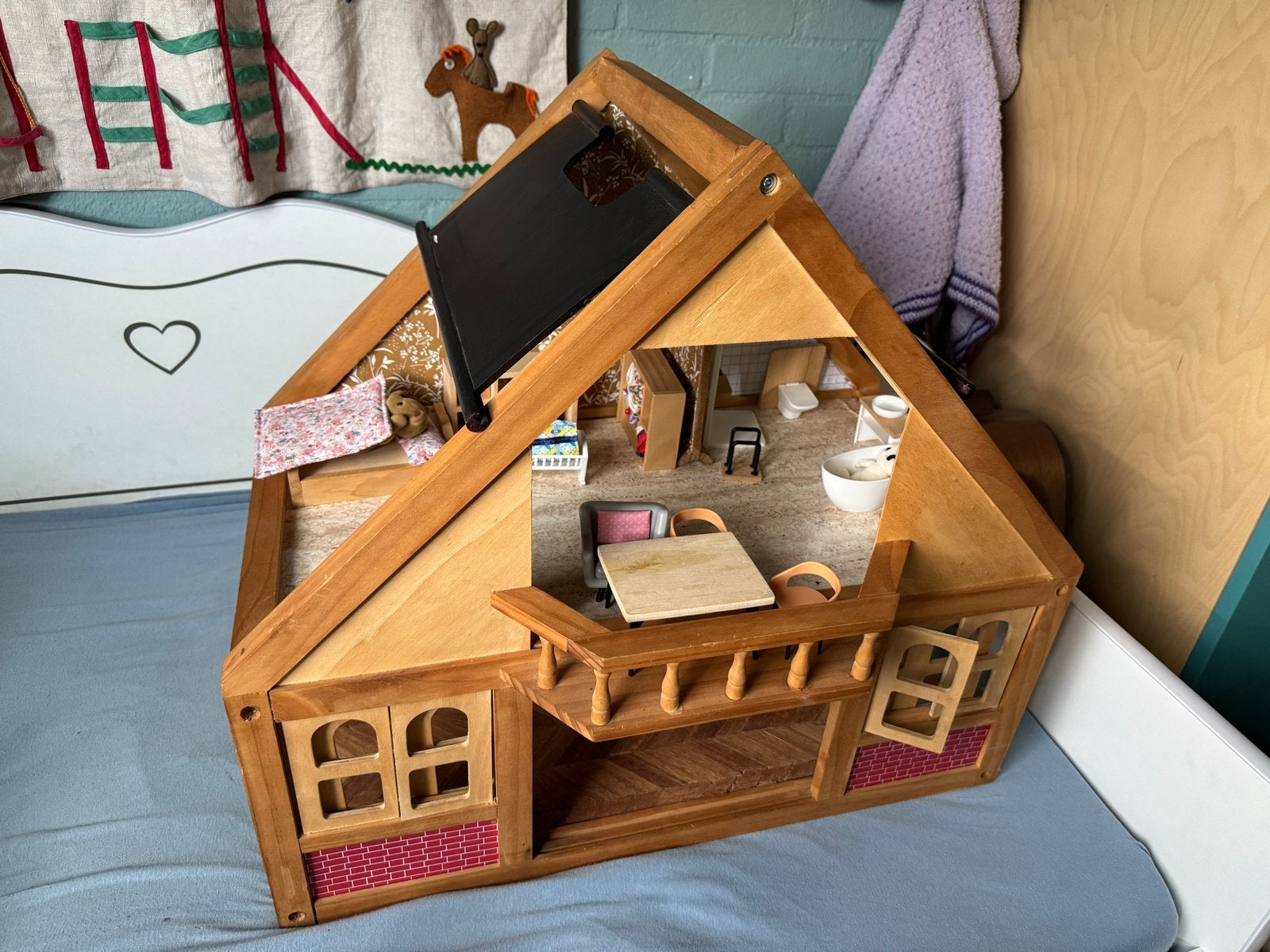 Houten poppenhuis met meubels en Sylvanian Families poppen, Kinderen en Baby's, Ophalen of Verzenden, Gebruikt, Poppenhuis