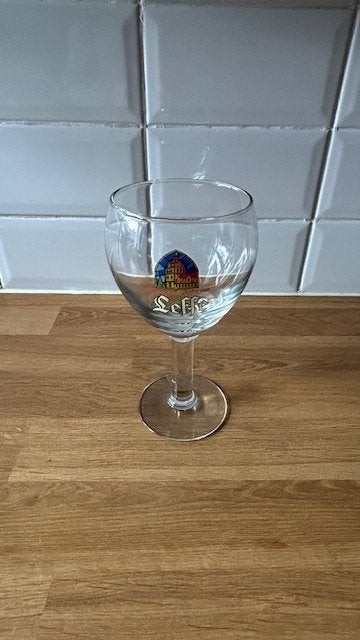 Q3-Leffe bierglas op voet, Huis en Inrichting, Ophalen of Verzenden, Gebruikt, Glas, Overige stijlen