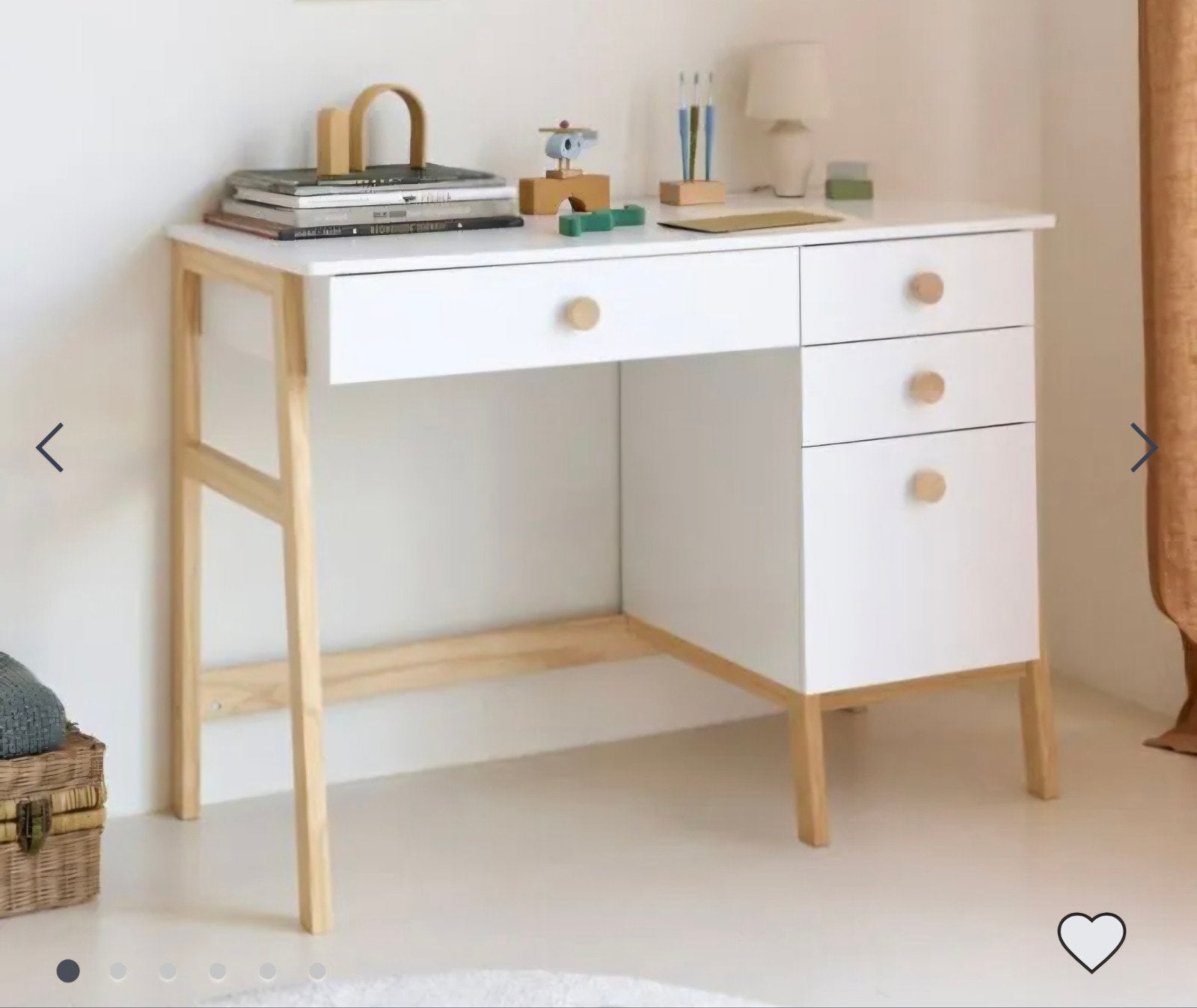 Modern wit bureau met lades en houten poten, Ophalen, Met lades, 105 cm, Hout