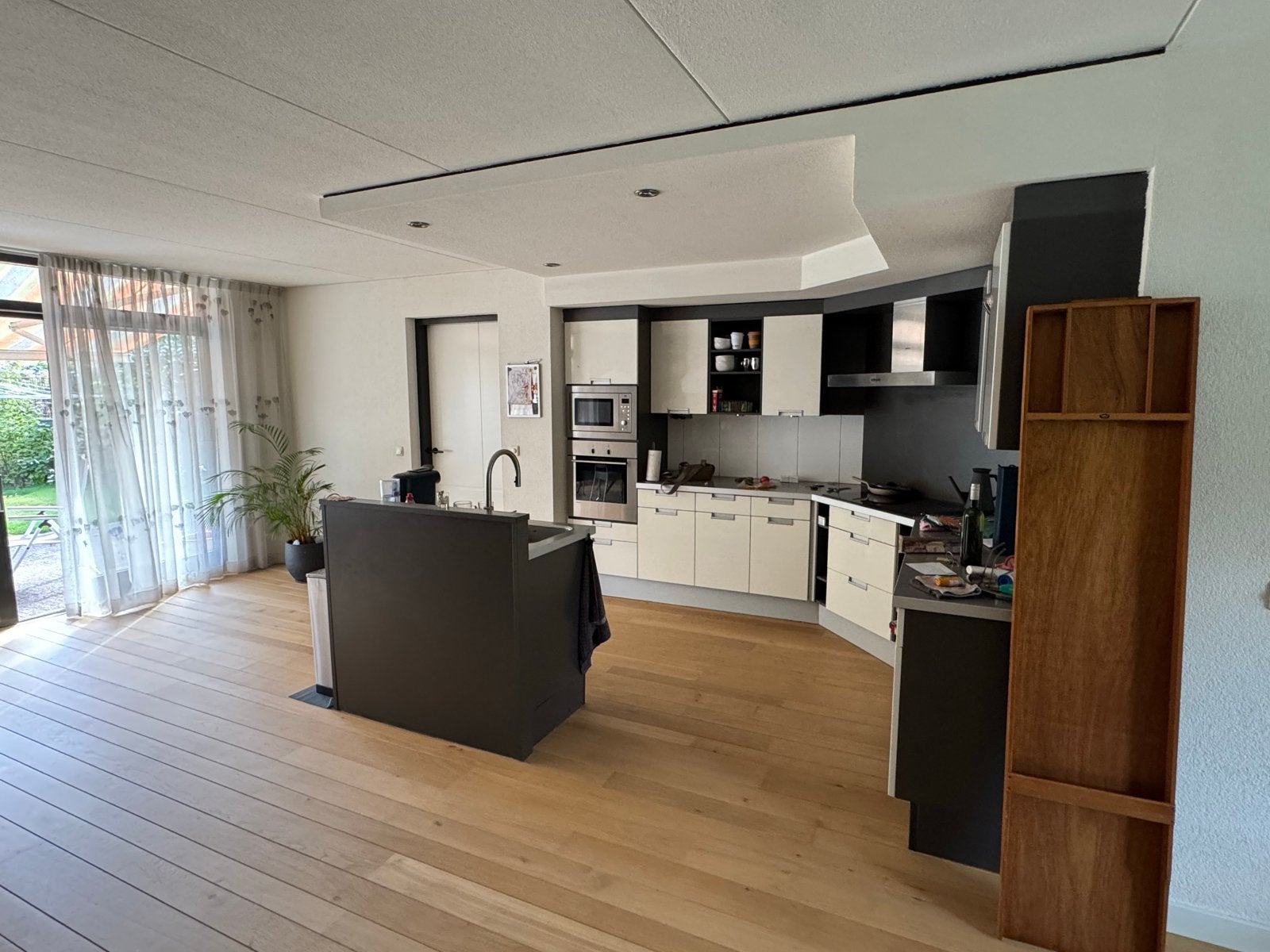 Moderne witte hoekkeuken met eiland en Siemens apparatuur, Ophalen, Gebruikt, Overige materialen, Wit