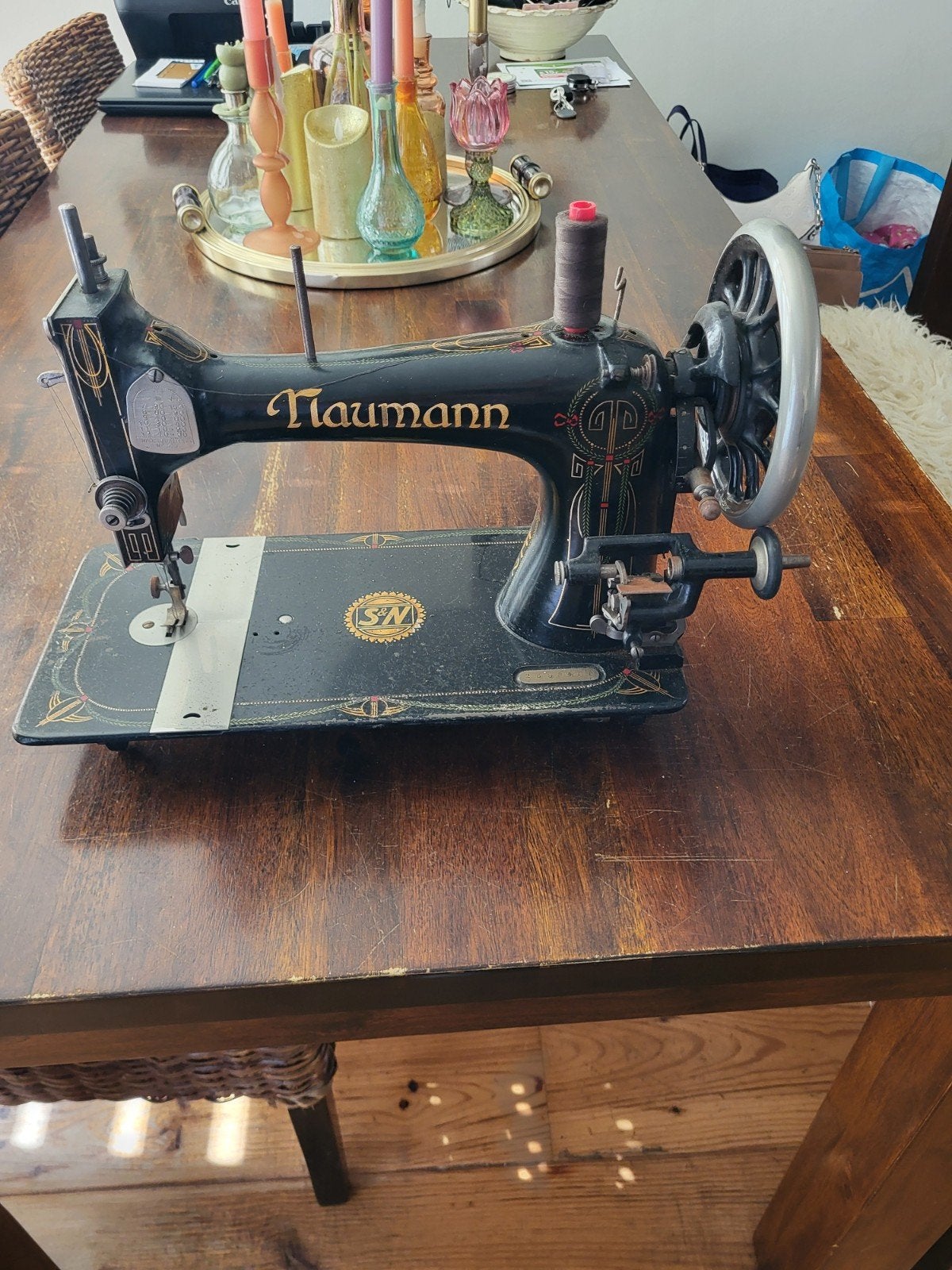 Antieke naaimachine Naumann, Ophalen