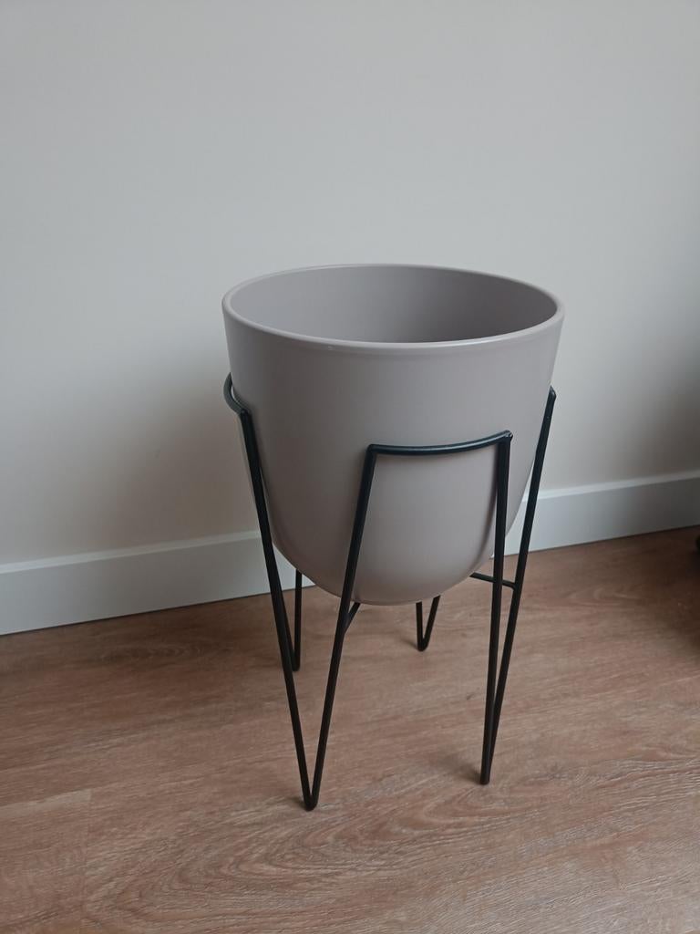 Bloempot met standaard beige - Mica Decorations Tusca, Overige materialen, Rond, Binnen, Zo goed als nieuw