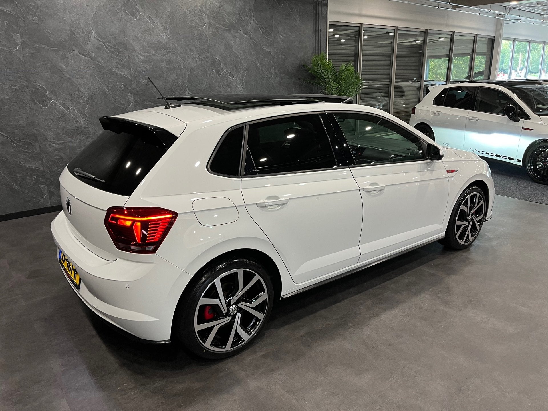 Volkswagen Polo 2.0 TSI GTI DSG 200 PK PANO LED NL AUTO NAP, Dealer onderhouden, Gebruikt, Euro 6, 4 cilinders