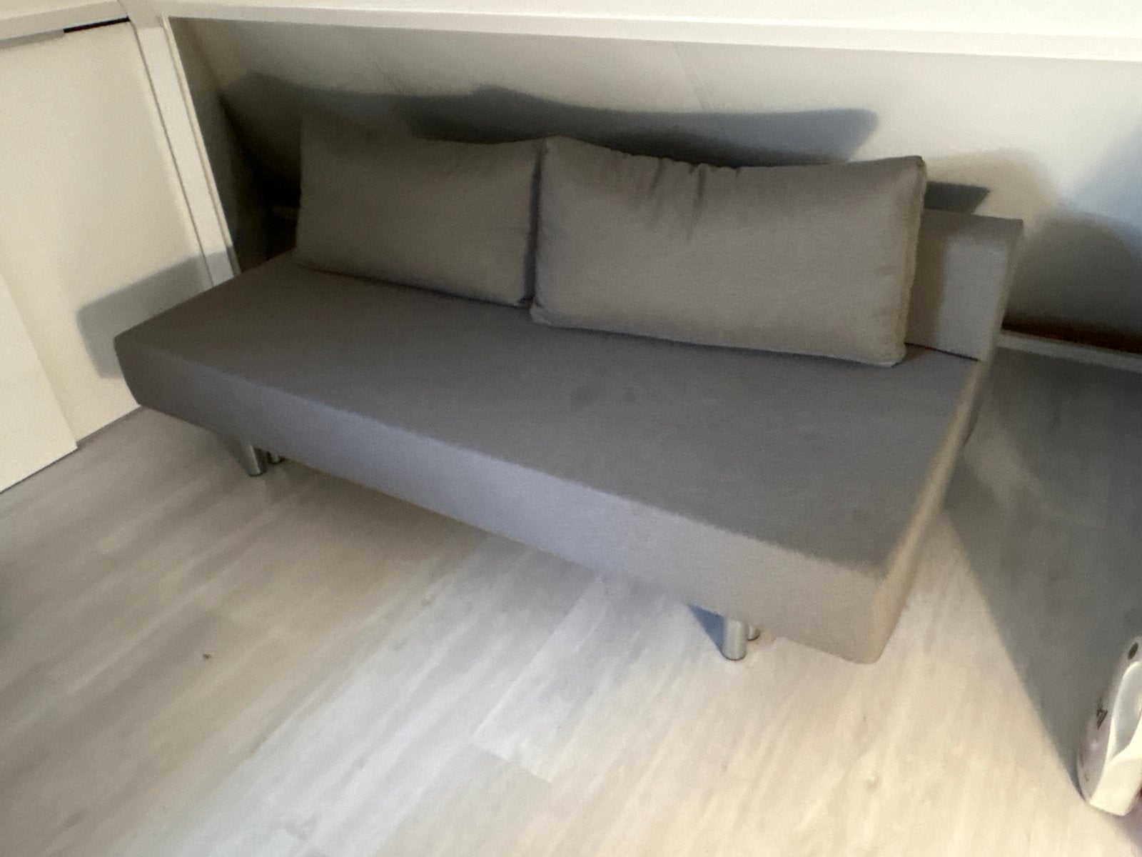 Grijze slaapbank met twee kussens - 195x130 cm, Huis en Inrichting, Ophalen, Gebruikt, Tweepersoons, 190 cm of minder