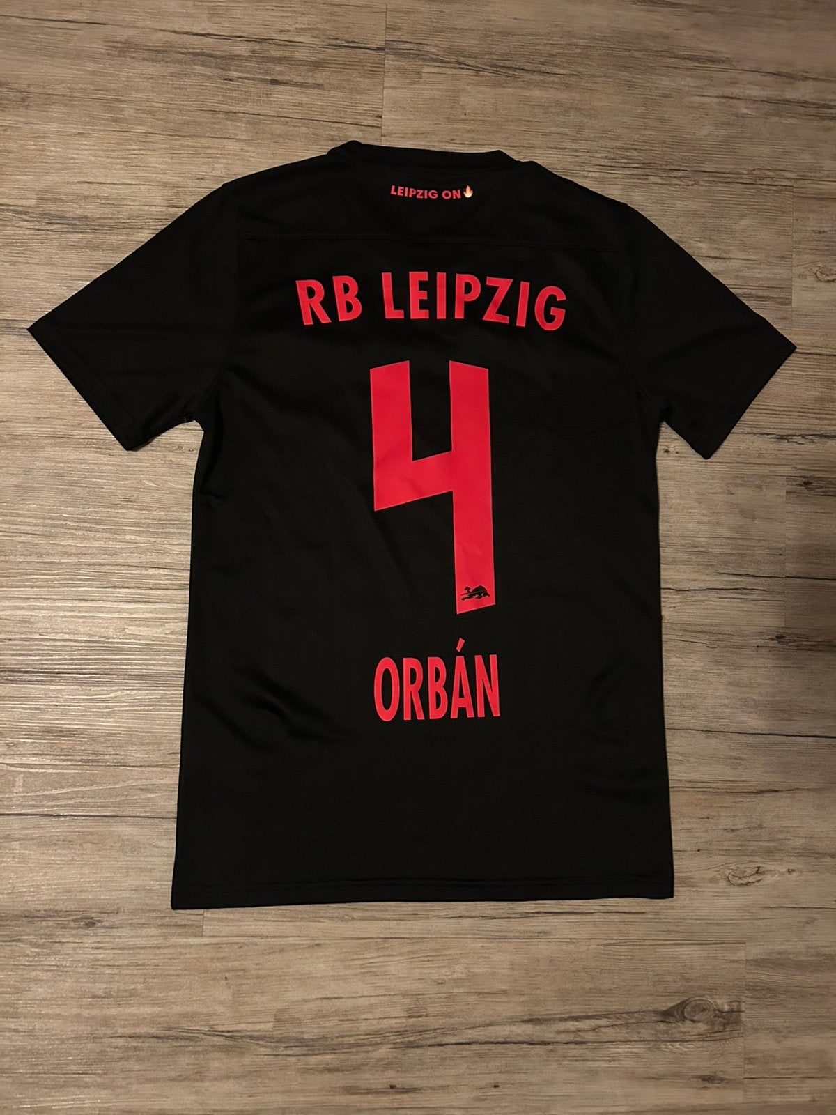 Origineel RB Leipzig Uitshirt 23/24 Orbán #4 - Maat M, Maat M, Ophalen of Verzenden, Zo goed als nieuw, Shirt