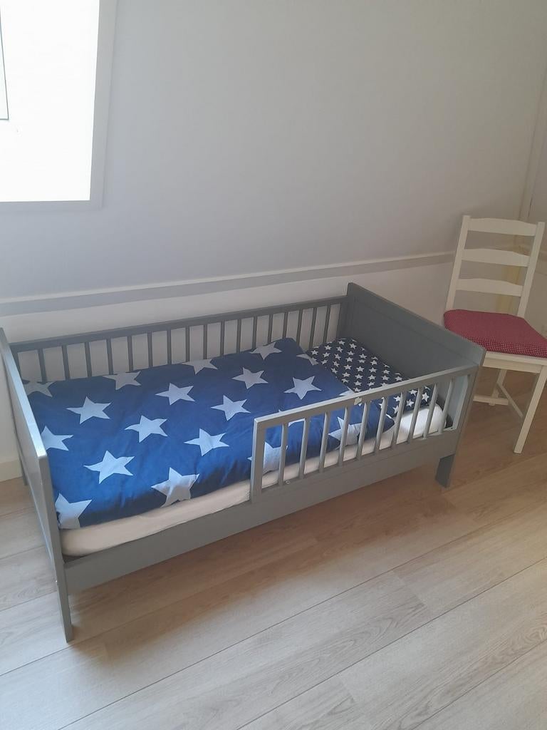 Peuterbed Petite Amelie incl. matras, dekbedset, Grijs, Ophalen, Gebruikt, 70 tot 85 cm, 140 tot 160 cm