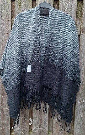 NEW COLLECTION PONCHO ONE SIZE, Ophalen of Verzenden, Zo goed als nieuw, Maat 42/44 (L)