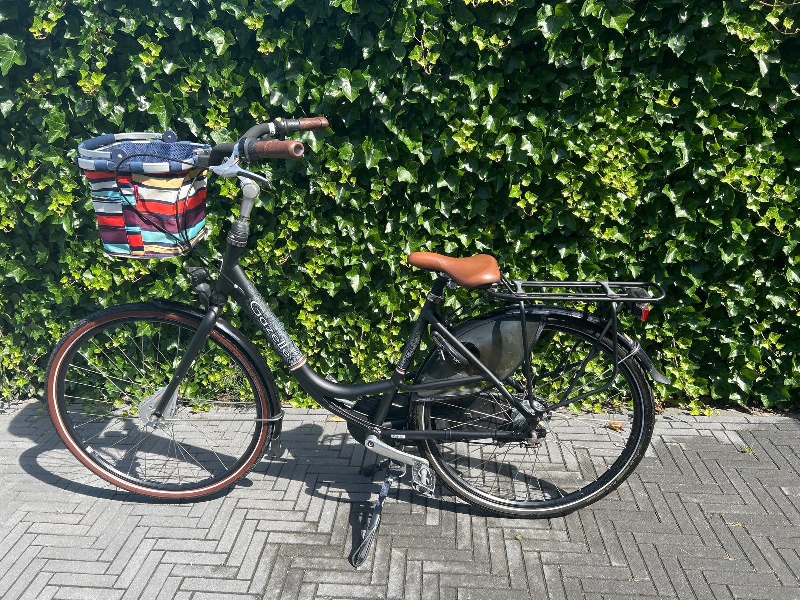 Gazelle damesfiets, framemaat 49, met mandje, Fietsen en Brommers, Fietsen | Dames | Damesfietsen, Ophalen, Gebruikt, Velgrem