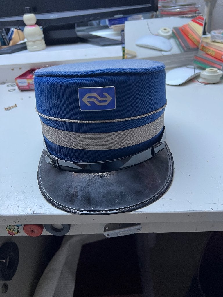 oude stations pet en vrouwen hoofddeksel, Overige typen, Blauw, Gedragen, Ophalen