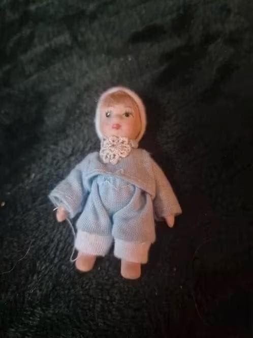 Miniatuur porseleinen popje 5 cm - Blauw pakje, Verzamelen, Poppenhuizen en Toebehoren, Ophalen of Verzenden