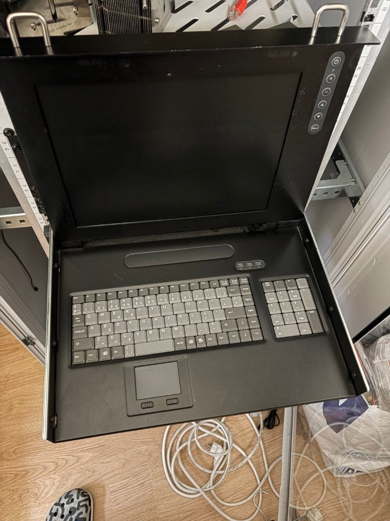 19 inch Rackmount KVM Console – Rose Electronics RMD-515, Computers en Software, Ophalen, Gebruikt