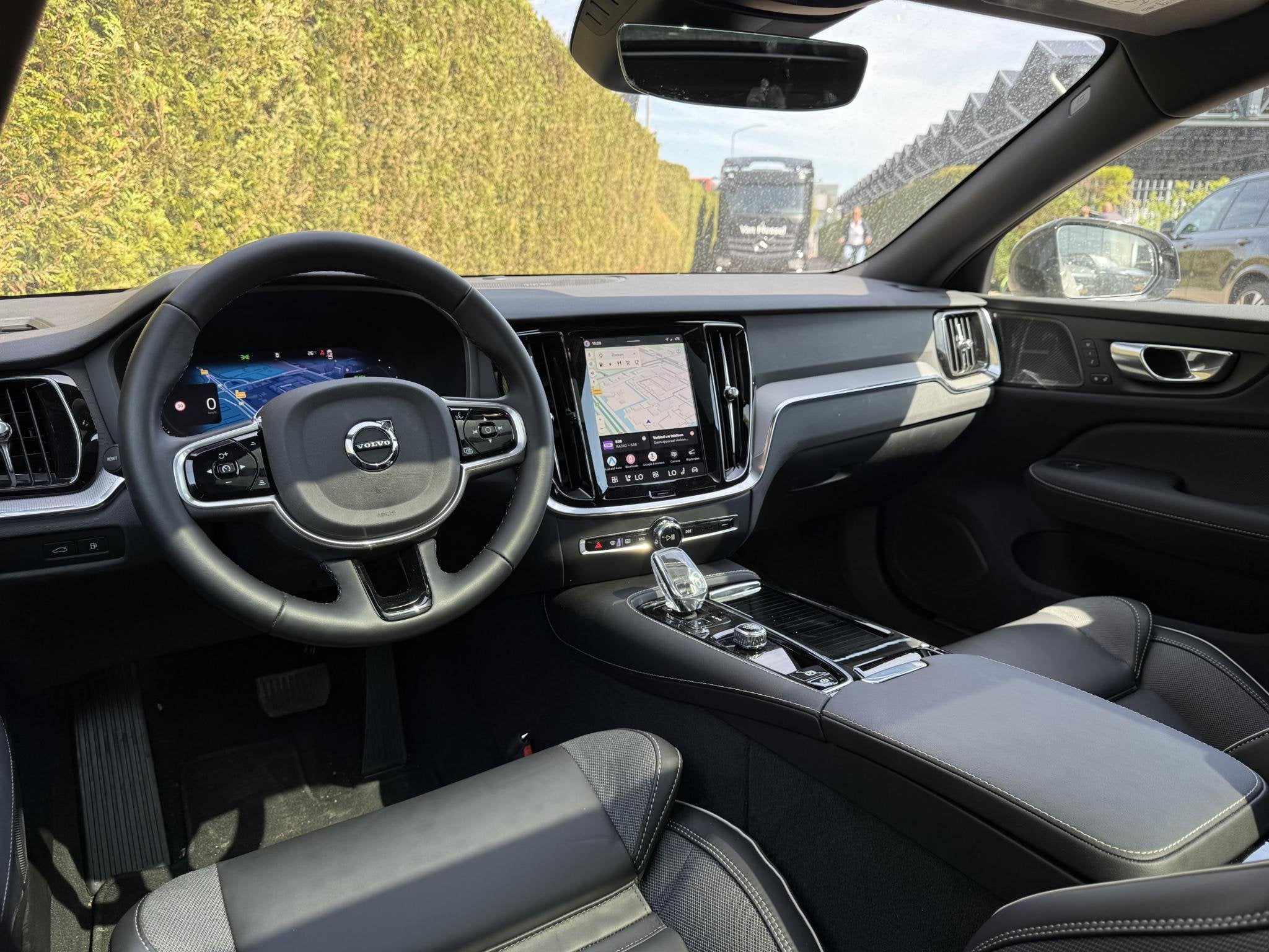 Volvo V60 T8 Plug-in hybrid AWD Plus Dark | Blis | Trekhaak, Automaat, 12 maanden, Gebruikt, Euro 6