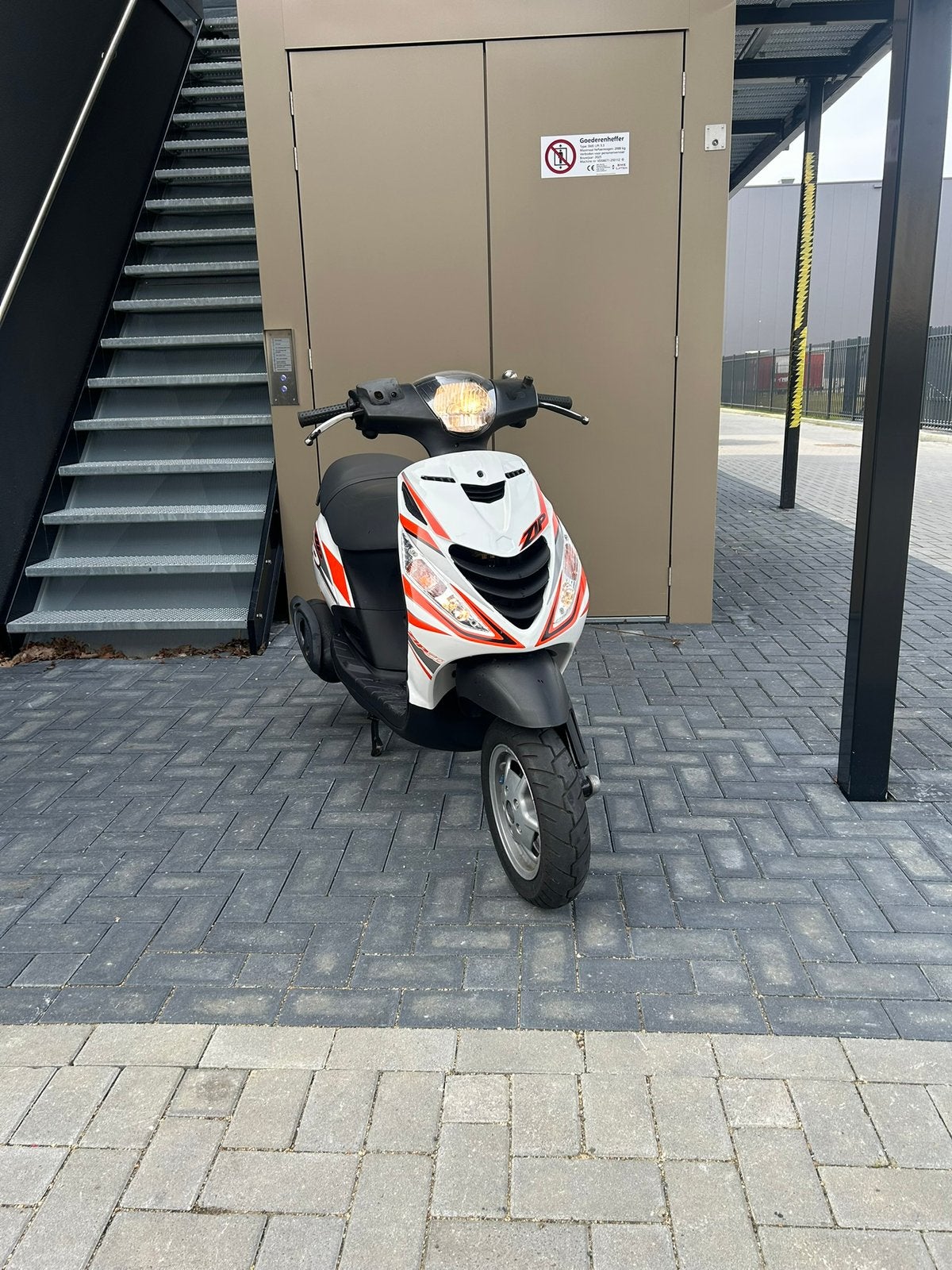 Piaggio zip 100cc | sp uitgevoerd | Duits, Fietsen en Brommers, Scooters | Piaggio, Zo goed als nieuw, Zip, Benzine, Ophalen of Verzenden