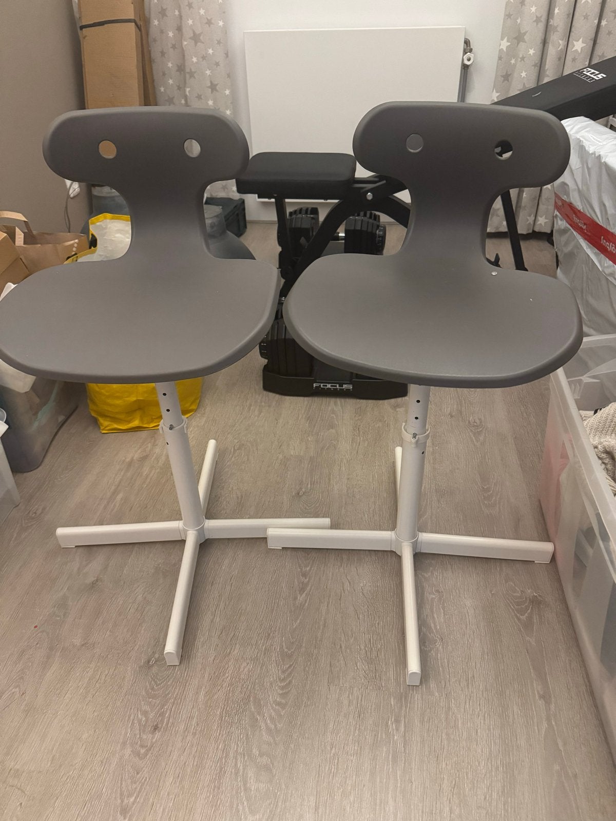Twee grijze ergonomische bureaustoelen, Ophalen, Kunststof, Gebruikt, Twee