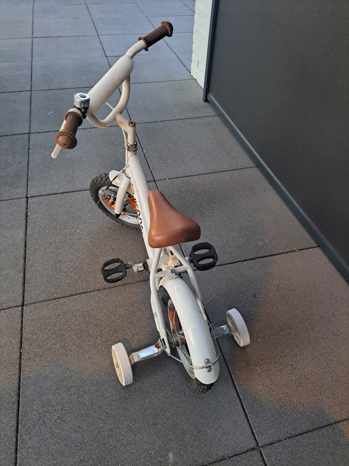 Pelikaan Kinderfietsje wit met zijwieltjes, Terugtraprem, Zijwieltjes, Gebruikt, Ophalen of Verzenden