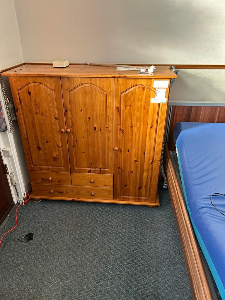 Mooie lage  licht grenen kast, Huis en Inrichting, Slaapkamer | Complete slaapkamers, Ophalen, Gebruikt, Tweepersoons