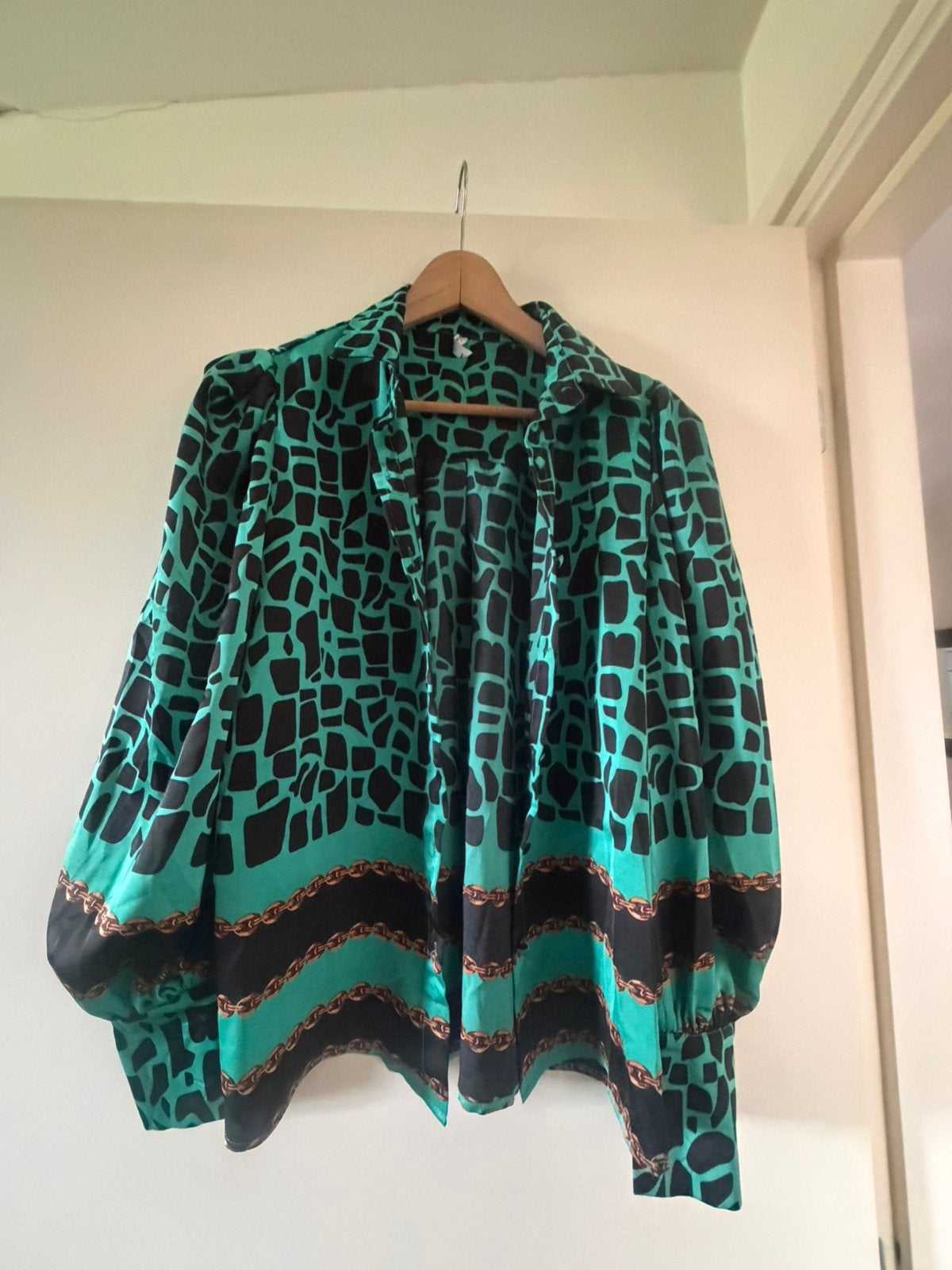 Satijnachtig Blouse met Giraffe Print en Goud Kettingdetails, Ophalen of Verzenden, Zo goed als nieuw, Maat 42/44 (L), Groen