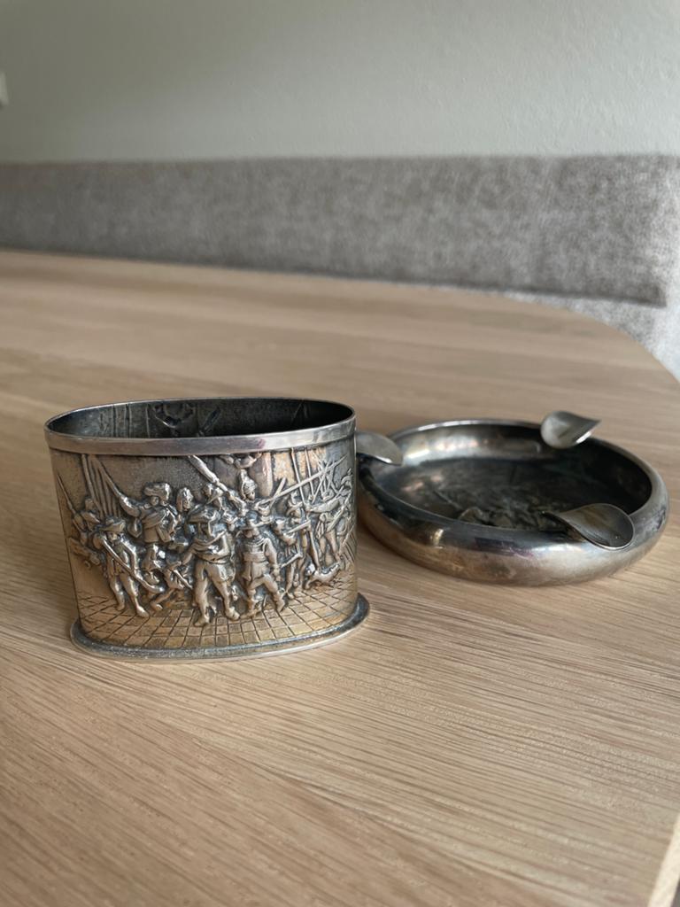 Verzilverde sigarettenhouder en asbak met decoratie, Ophalen of Verzenden