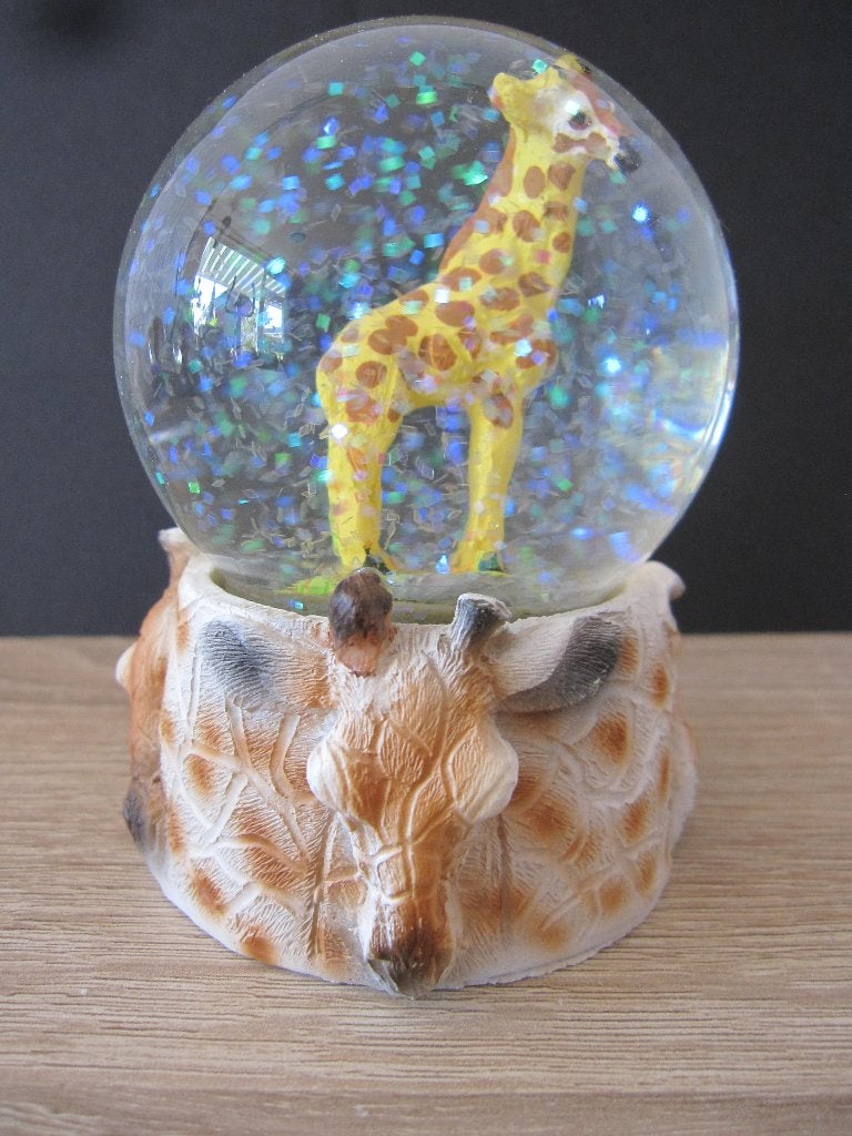 Mooie snowglobe schudbal giraf 9 cm hoog 3,50 euro, Verzamelen, Ophalen of Verzenden, Zo goed als nieuw, Overige typen