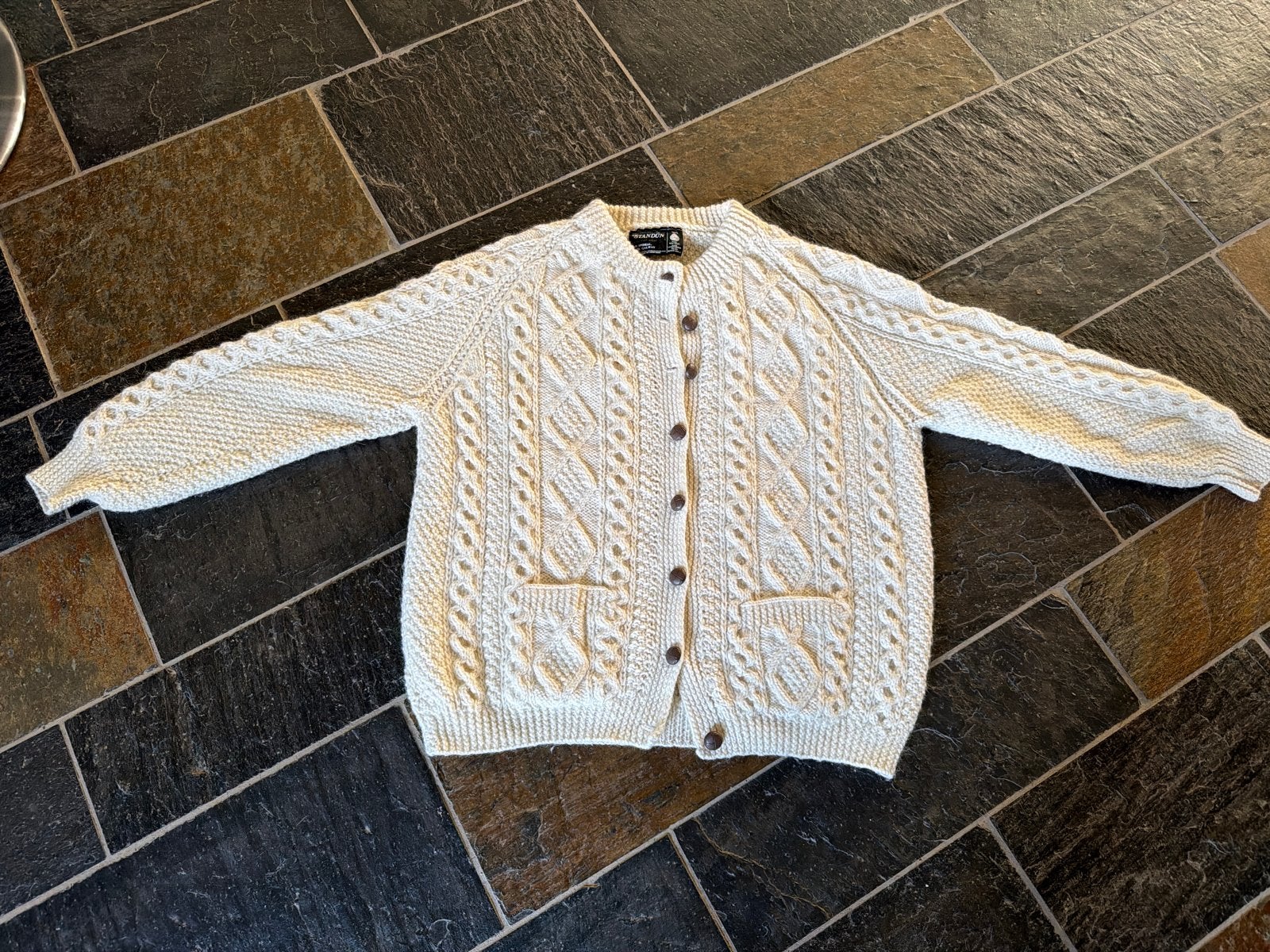 Handgebreid Iers wollen vest - Standún, Maat M, Kleding | Dames, Ophalen of Verzenden, Zo goed als nieuw, Maat 42/44 (L), Beige