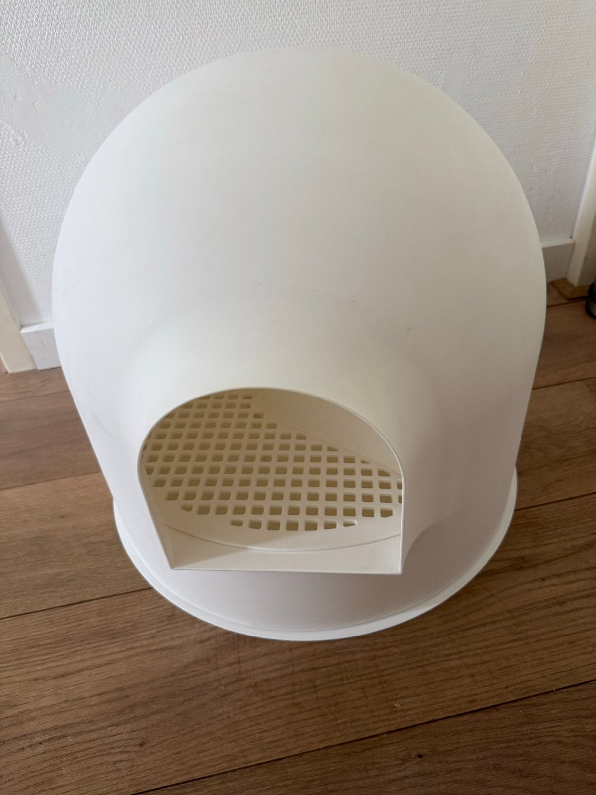 Kattenbak in iglo vorm met ingebouwd uitlooprooster, Dieren en Toebehoren, Ophalen, Zo goed als nieuw, Gesloten