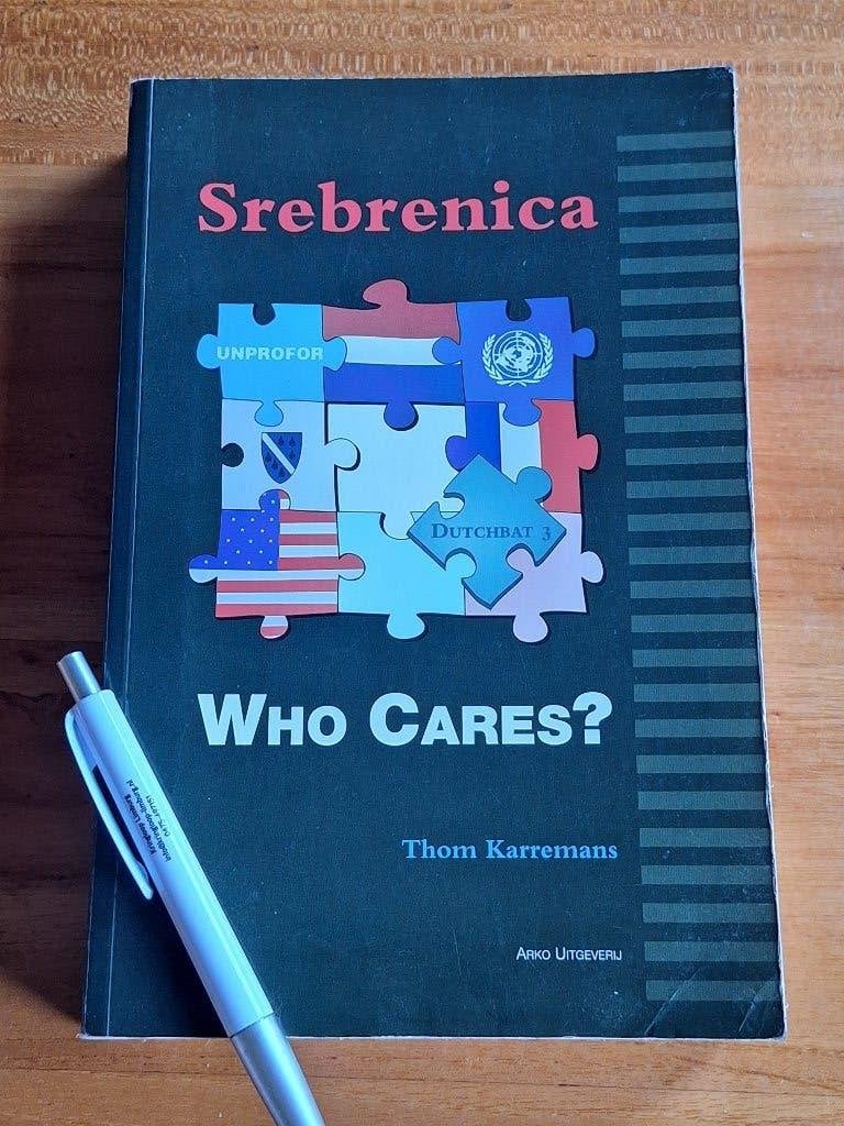 Srebrenica Who Cares?"  Thom Karremans, Boeken, Ophalen of Verzenden, Tweede Wereldoorlog, Gelezen, Overige onderwerpen