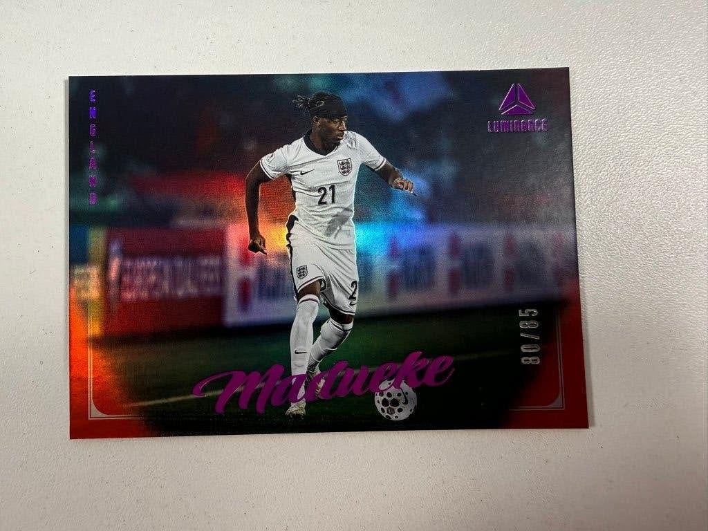 15 Noni Madueke /85 Magenta Luminance England 2026, Ophalen of Verzenden, Nieuw, Buitenlandse clubs, Poster, Plaatje of Sticker