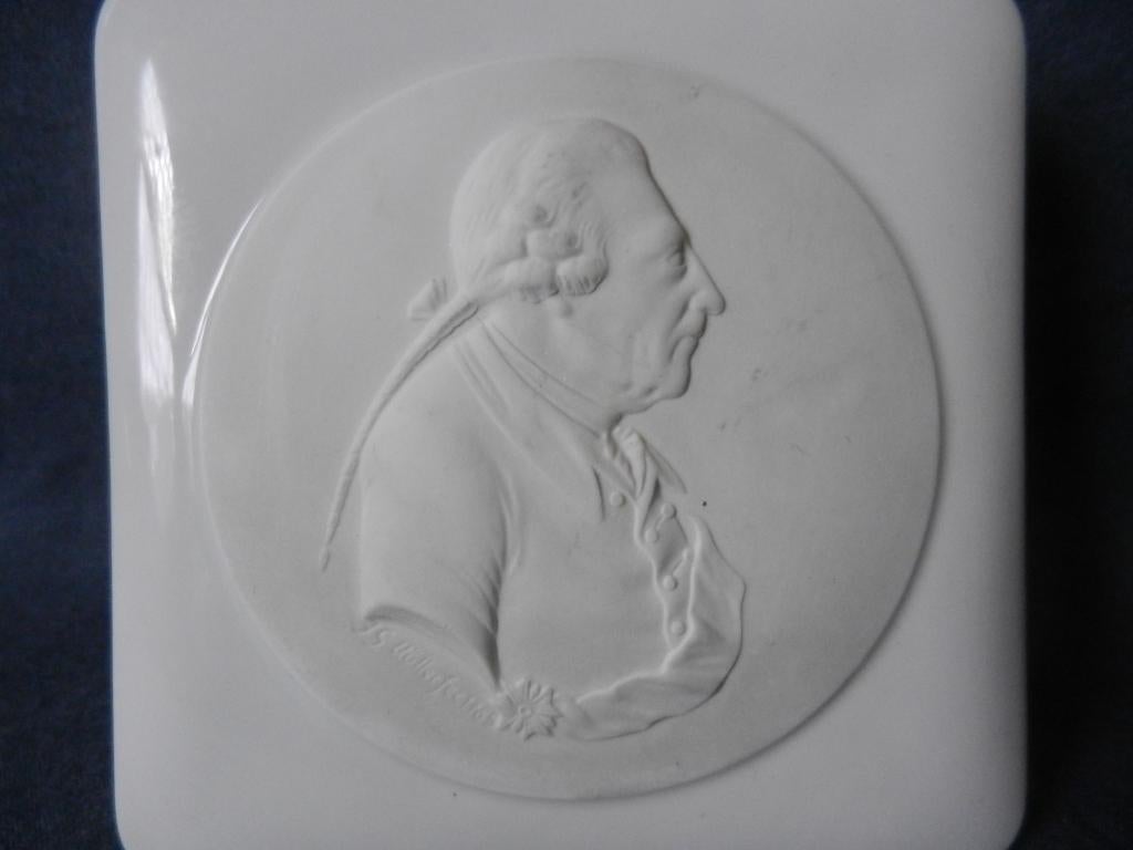 KPM Berlijn porseleinen dekseldoos met portret Frederik II, Ophalen of Verzenden