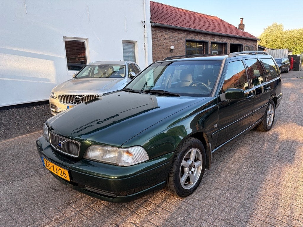 Volvo V70 2.5 Automaat, Gebruikt, Groen, 5 stoelen, Voorwielaandrijving