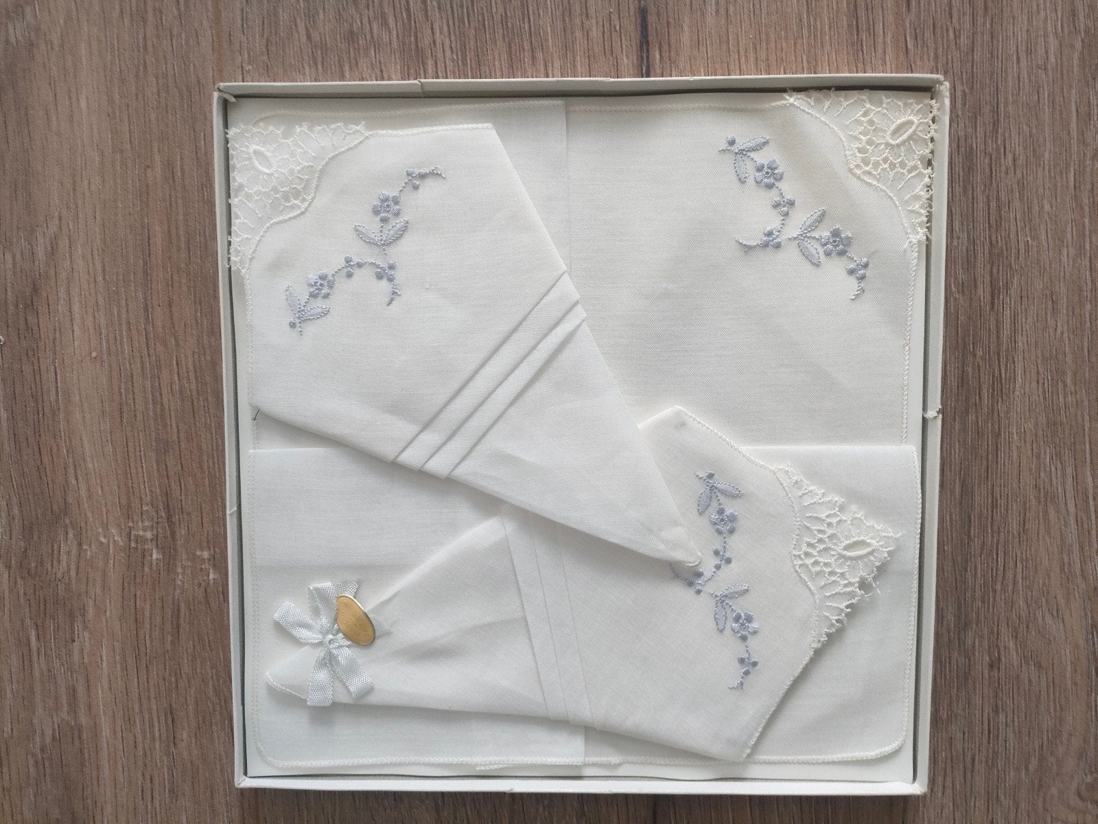 Vintage katoenen wit/blauwe geborduurde zakdoeken in doosje., Ophalen of Verzenden