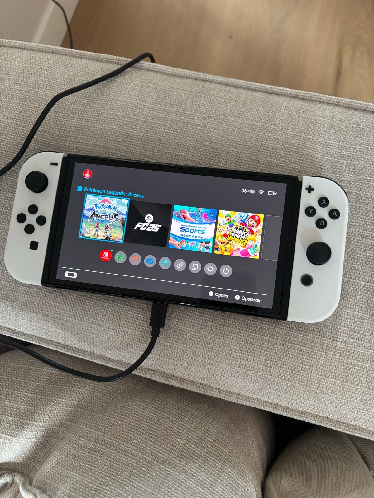 Nintendo Switch OLED met 4 games en accessoires, Spelcomputers en Games, Spelcomputers | Nintendo Switch, Zo goed als nieuw, Switch OLED