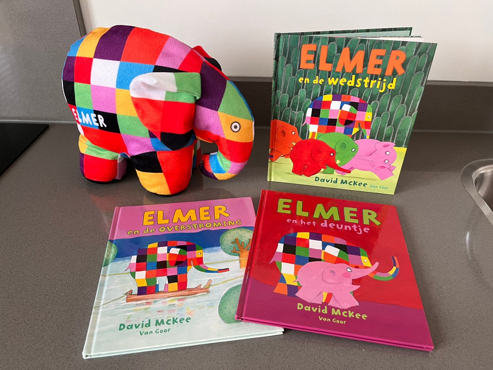 Elmer de gekleurde olifant knuffel met 3 boeken - mooie set!, Ophalen of Verzenden, Zo goed als nieuw, 3 tot 4 jaar