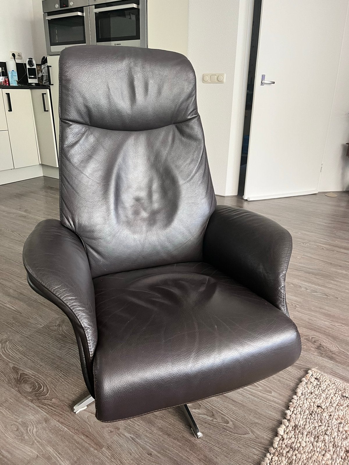Draai fauteuil, donker bruin leder, zithoogte 40 cm, Ophalen, Gebruikt, Minder dan 75 cm, Leer