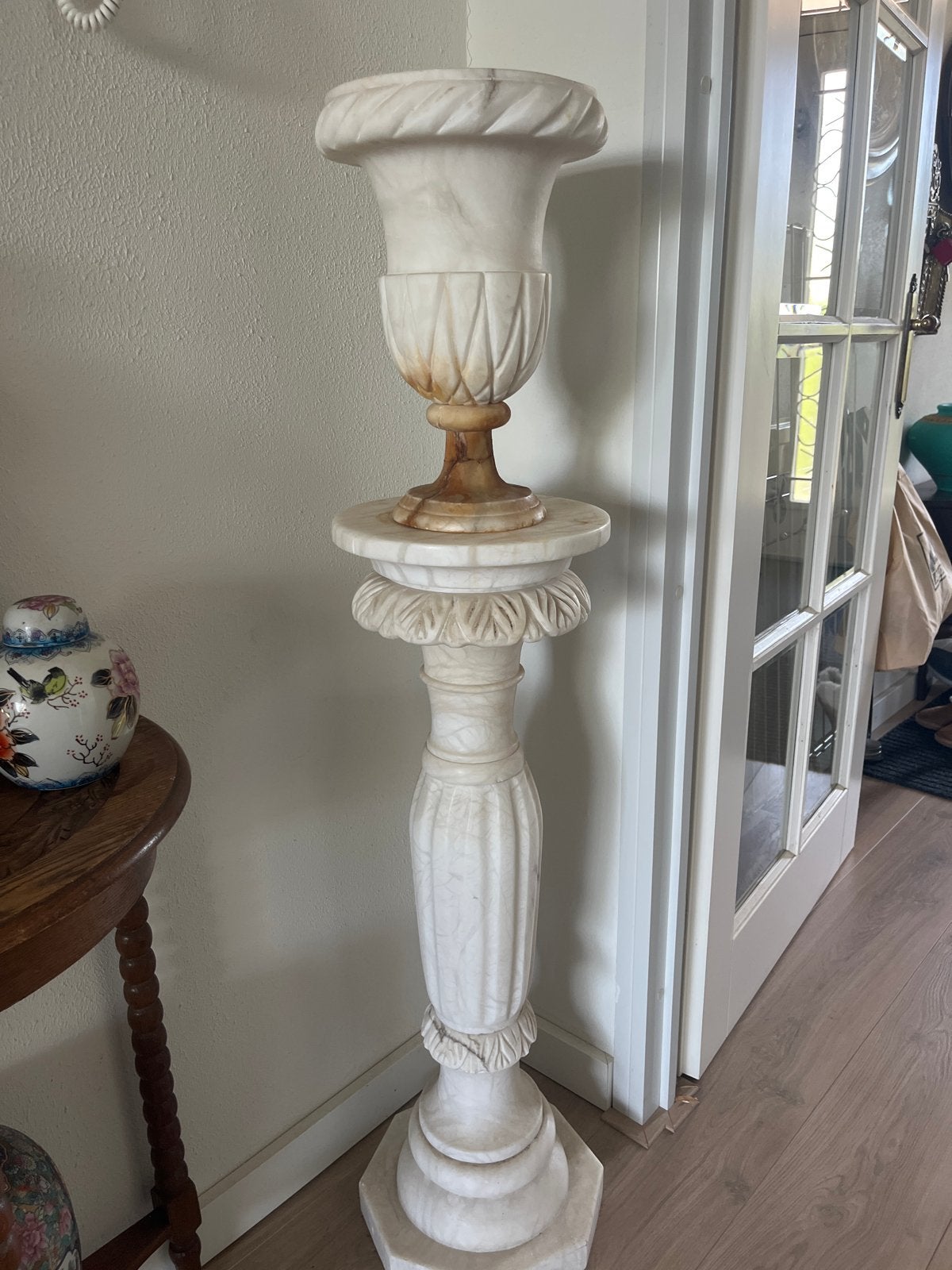 Antieke marmeren vaas op sokkel - 122 cm hoog, Antiek en Kunst, Ophalen