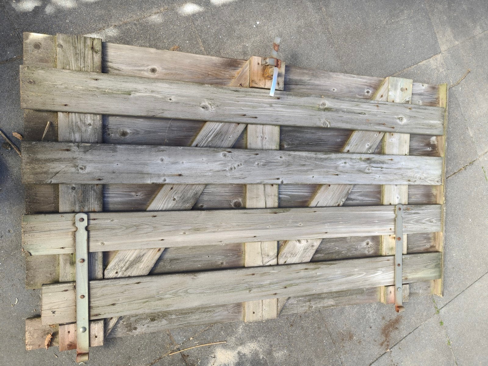 Complete schuttingdeur met houten palen en scharnieren, Tuin en Terras, Schuttingen, Ophalen