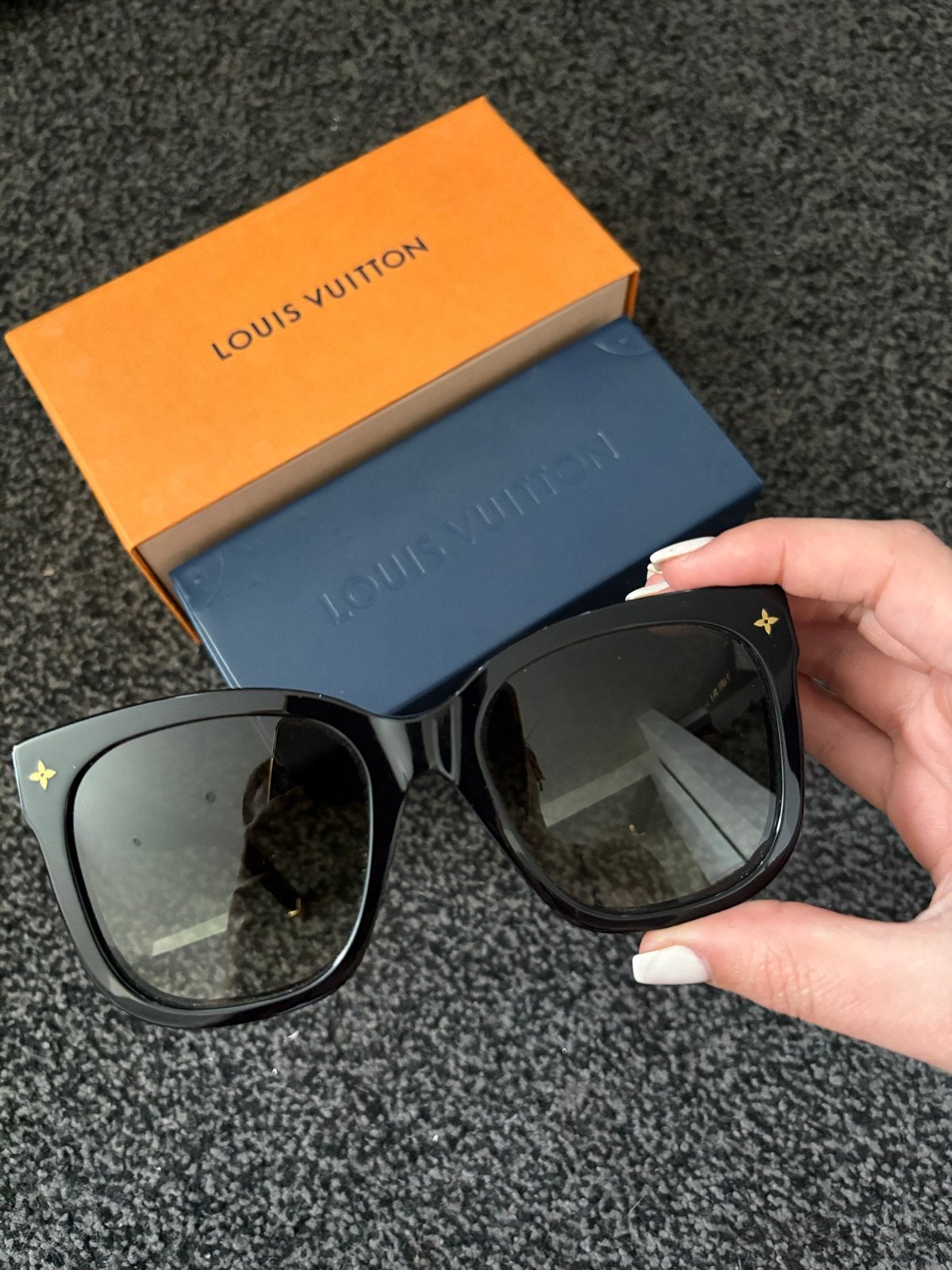 Louis Vuitton Zonnebril - Zo goed als nieuw, Overige merken, Zonnebril, Zwart, Ophalen of Verzenden
