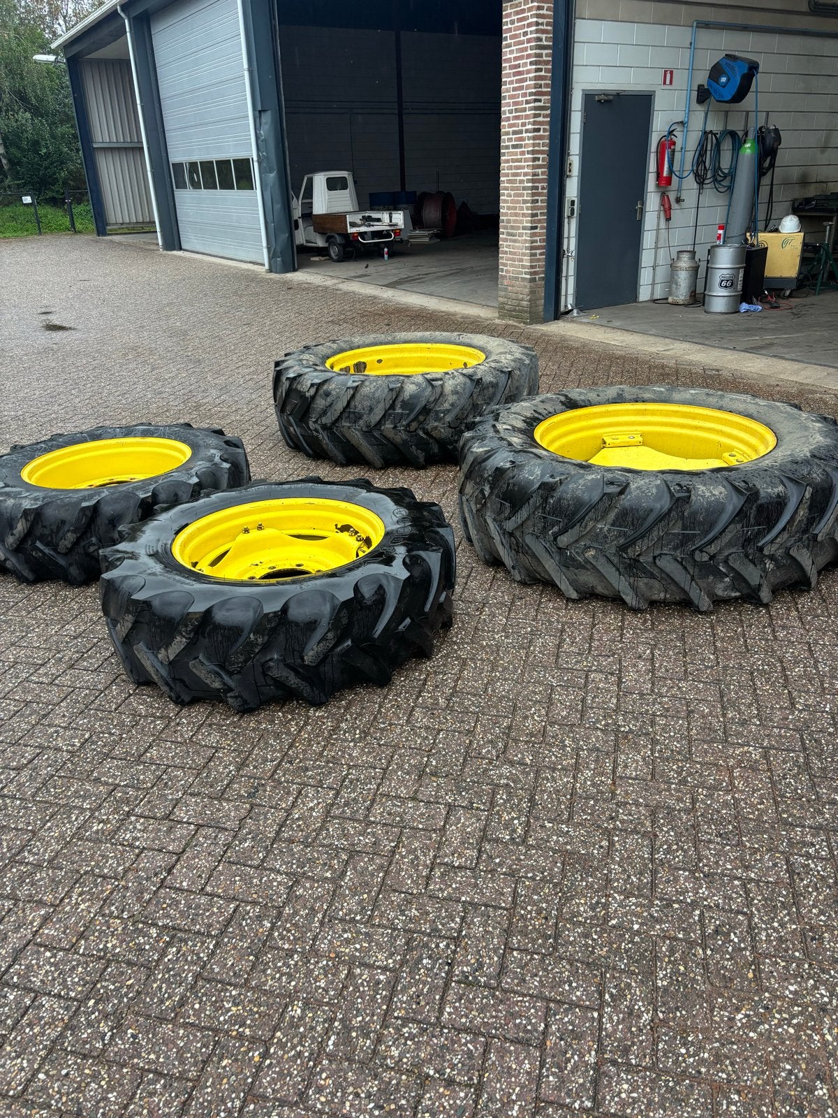 Rondom set wielen 18.4r38 en 14.9r28, Zakelijke goederen, Ophalen