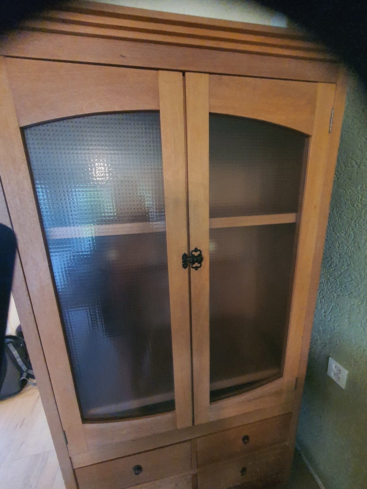 Houten vitrinekast met lades en glazen deuren, Ophalen, Gebruikt, Klassiek, Met lade(s)