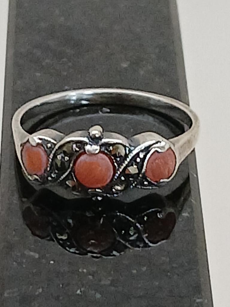 Zilveren Ring met 3 Bloedkoralen en Glimmende Steentjes, Ophalen of Verzenden