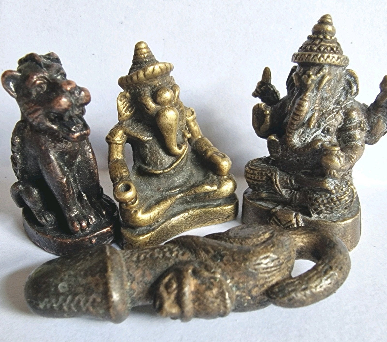 Set van 4 bronzen Thaise amuletten, Boeddha en dierfiguren, Ophalen of Verzenden, Gebruikt, Religie