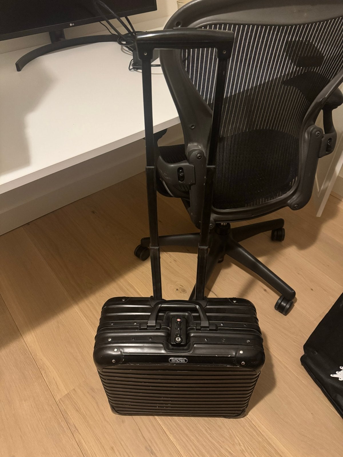 Rimowa Attaché Koffer Zwart met Uitschuifbare Handgreep, 40 tot 60 cm, Gebruikt, 20 tot 30 cm, Zwart