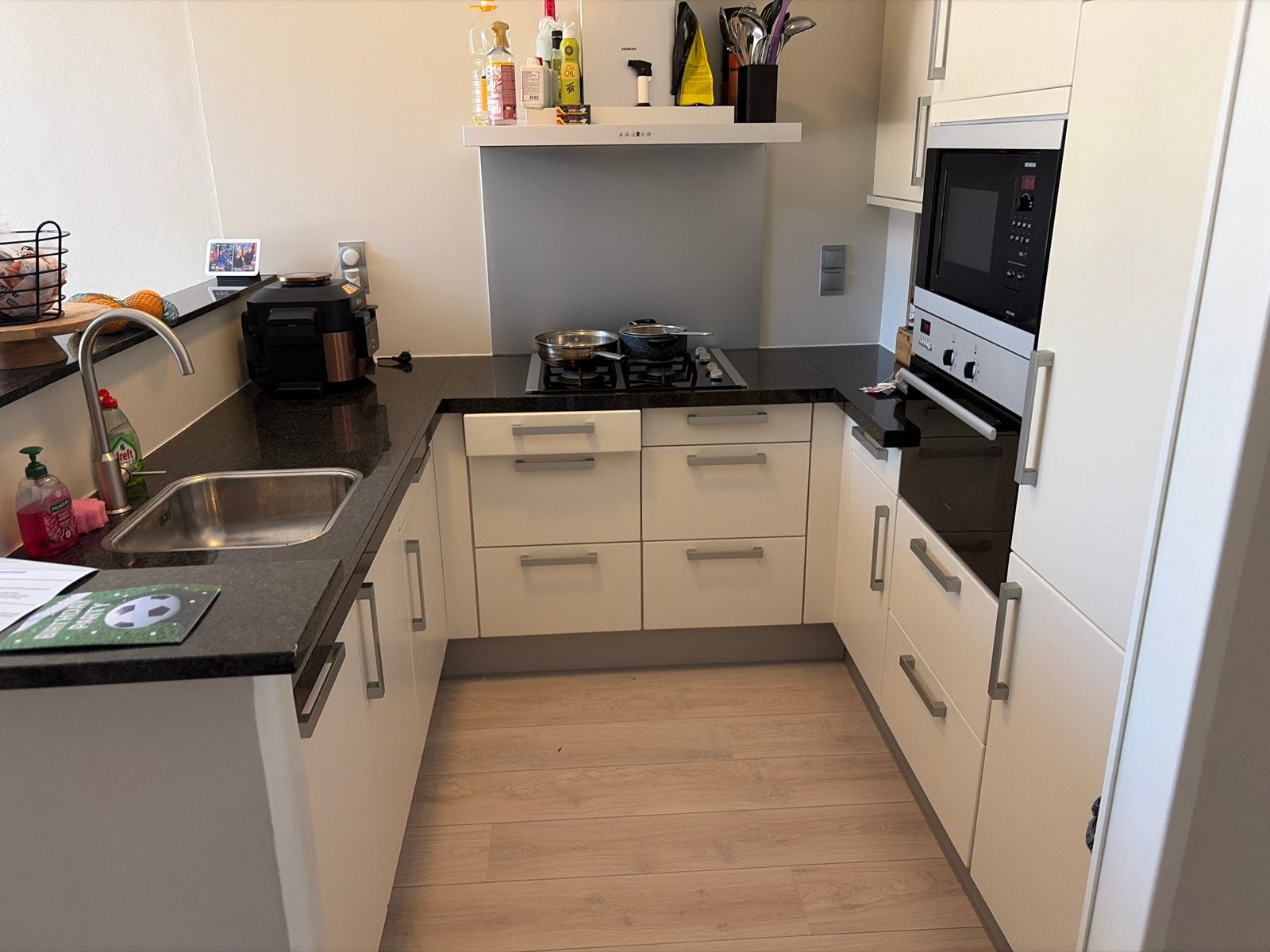 Moderne U-keuken met inbouwapparatuur en donker werkblad, Ophalen, Gebruikt, U-keuken, Wit
